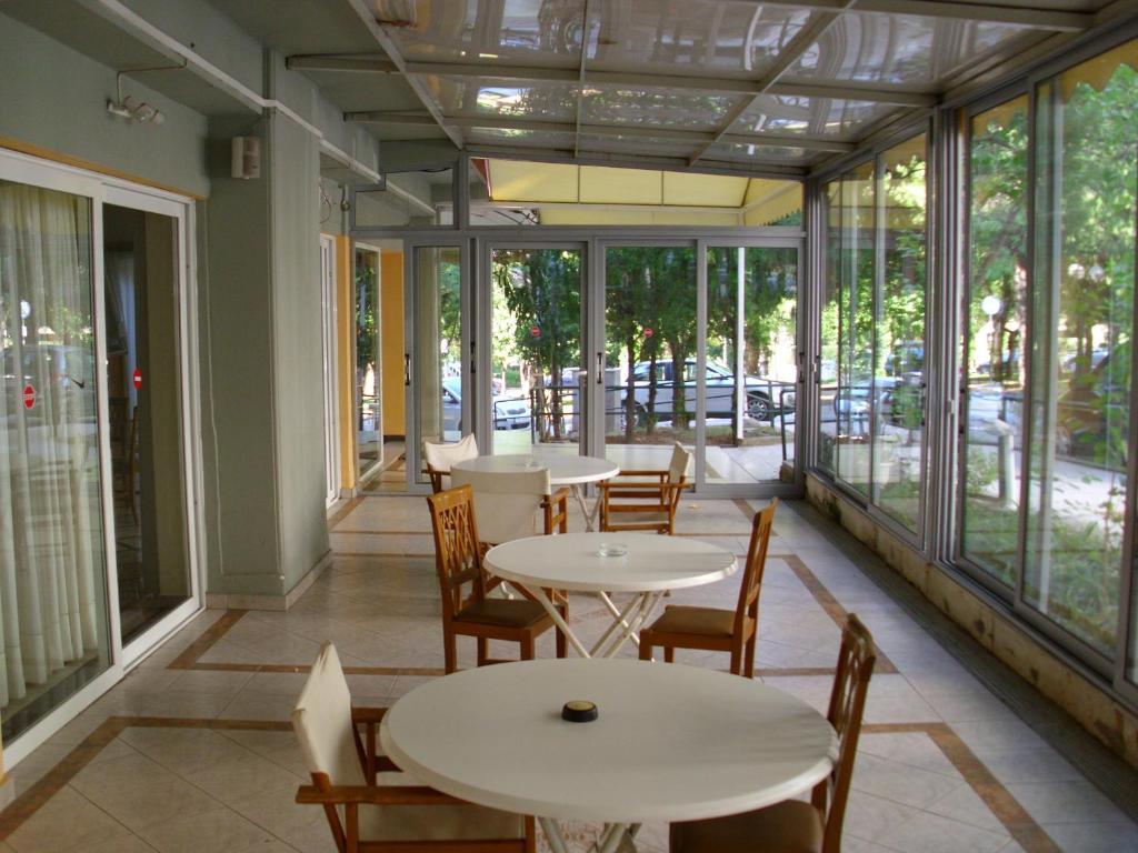 Hotel Cybele Pefki Атина Екстериор снимка