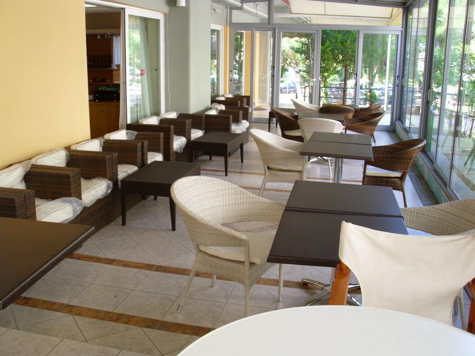 Hotel Cybele Pefki Атина Екстериор снимка
